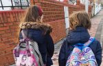 Dos hermanos camino del colegio en invierno. Píldoras de felicidad