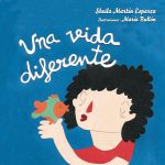 Portada del cuento. Es el dibujo de una niña con pelo negro rizado corto, nariz roja y un pez verde y naranja en las manos. Noonan