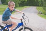 Niño montando en bici