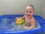 Alejandro, bebé, en una bañera azul