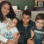 Alma Duchenne con sus dos hermanos y su madre