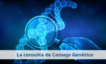 una cadena de ADN siendo observada con una lupa sujeta con una mano. El fondo es azul oscuro, la cadena azul clara; consulta de Consejo Genético
