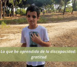 Primer plano de Rodrigo en el campo. Gratitud