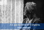 Anciana mirando triste por una ventana. COVID y soledad