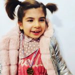 Niña pequeña con dos coletas
