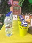 Mesa dulce con vasos verdes y botellas de agua