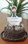 Tarta de chocolate con un dibujo de niño vestido de comunión encima
