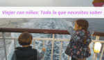 Viajar con niños: dos peques mirando el mar apoyados en la barandilla de un barco