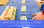 Aparece la mano d eun niño peqieño jugando con fichas de madera en la que aparecen números. Basado en la pedagogía Montessori