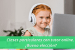 Niña pelirroja con auriculares viendo la pantalla de un ordenador, dando clase online