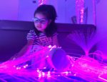 Ninña haciendo terapia sensorial. Síndrome de Rett