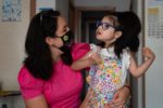 Niña con síndrome de Rett con su madre