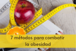 Una manzana y una naranza con una cinta métrica encima de un cuaderno. Métodos para combatir la obesidad