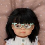 Muñeca inclusiva Miniland con gafas