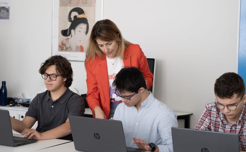 Alumnos con un ordenador supervisados