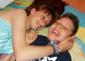 Hermanos-familias diversas-discapacidad-tratamientos-ayudas-teaming-donaciones-blog-Madresfera