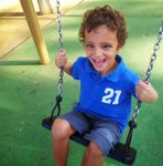 Rodrigo en el columpio pequeñito. Intereses TEA y juego