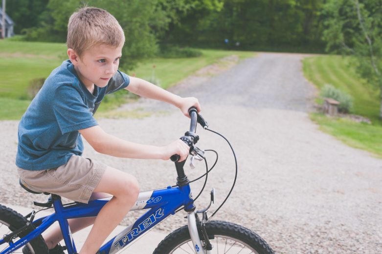 Buque de guerra Merecer empeorar Niño montando en bicicleta - ¿Y de verdad tienes tres?