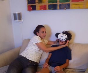 Una de las primeras veces usando las gafas de realidad virtual con Rodrigo