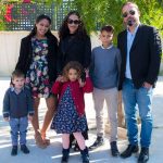 Familia de Alma, dos niñosy dos niñas y los padres.