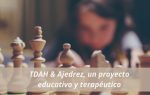 Una nila observando un tablero de ajedrez en plena partida. Proyecto TDAH & Ajedrez