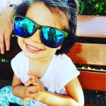 NIña pequeña con gafas de sol.