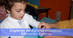 Niño pequeño en clase de Educación Especial