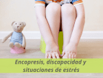 Niño sentado en un orinal de plástico. Solo se ven las piernas