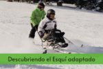 Niño y adulto preacticando Esquí adaptado