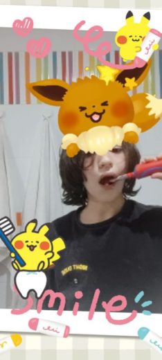 Alejandro lavándose los dientes con stickers de Pokemon Smile