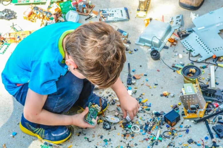 NIño juega solo con piezas de construcción